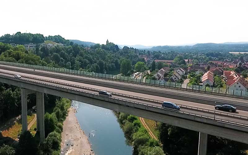 Autobahnbrücke über einen Fluss