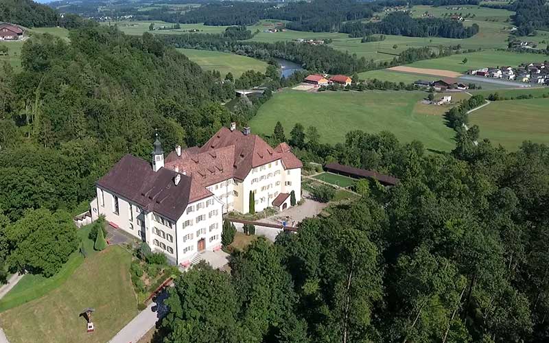 Kloster auf einem Hügelvorsprung