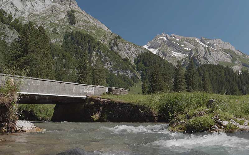 Fluss im Gebirge